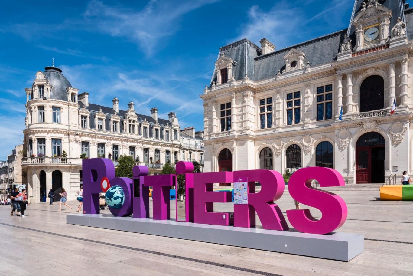 Le « POITIERS » coloré devant l'Hôtel de Ville, place du Maréchal Leclerc — FLY Transport VTC à Poitiers