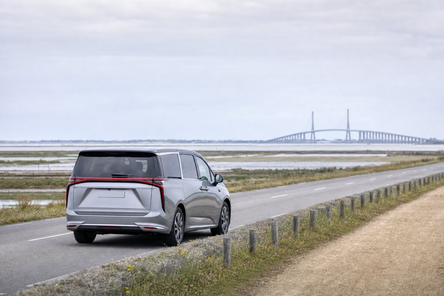 Van MG S9 gris argent traversant le pont de Noirmoutier vers la Vendée en direction du Puy du Fou